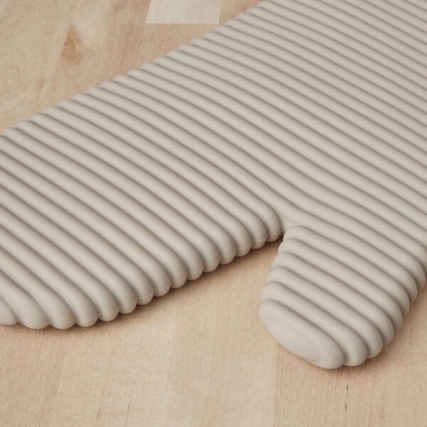 Ribbed Soft Silicone Oven Mitt Set - Image 2